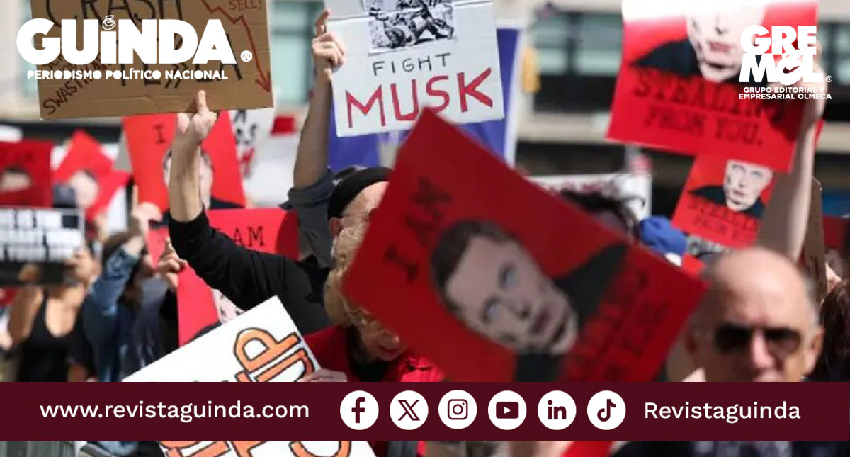 Realizan protestas contra Elon Musk frente a concesionarios de Tesla en EE.UU.