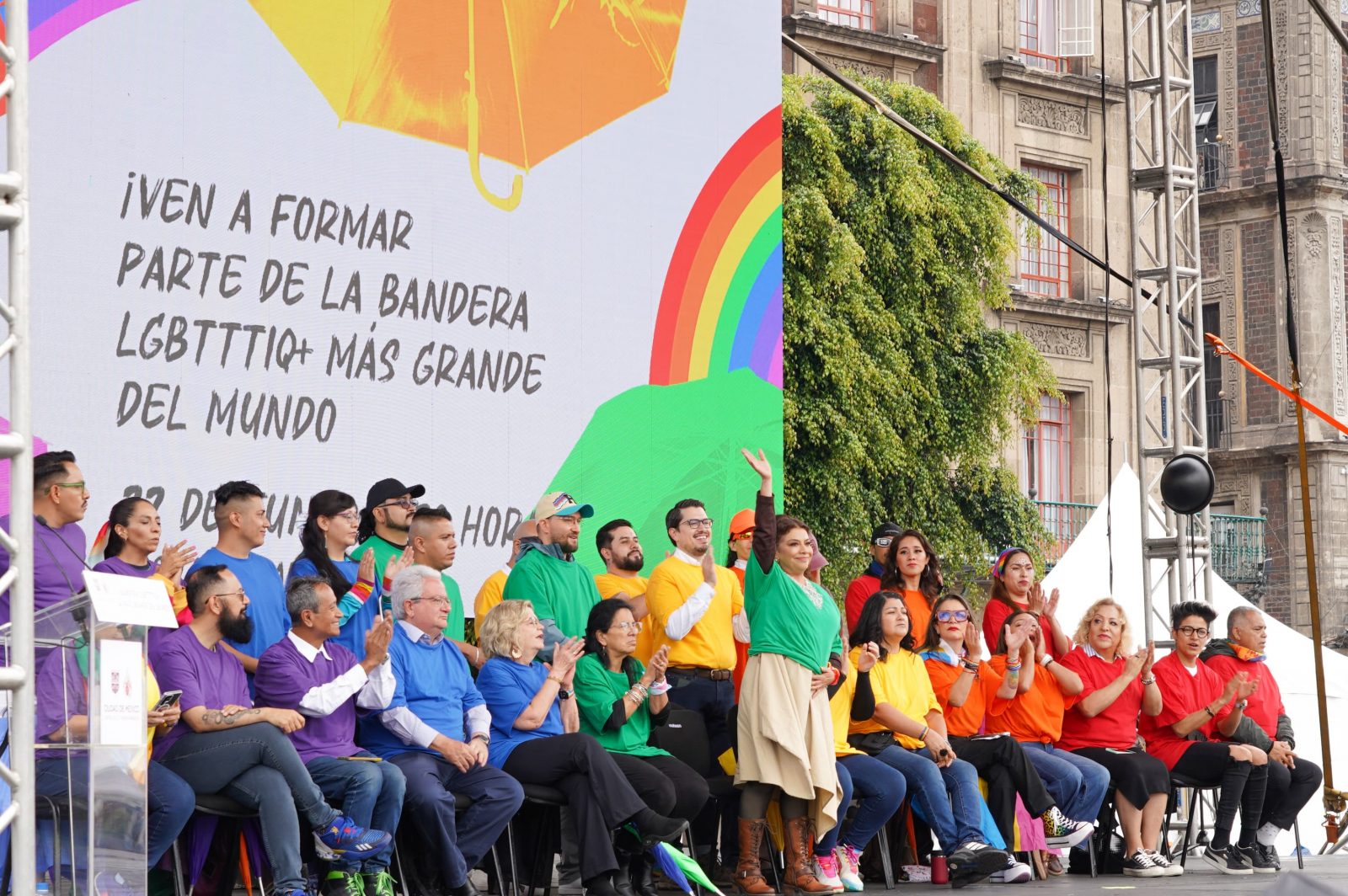 Clara Brugada encabeza bandera arcoíris en Zócalo