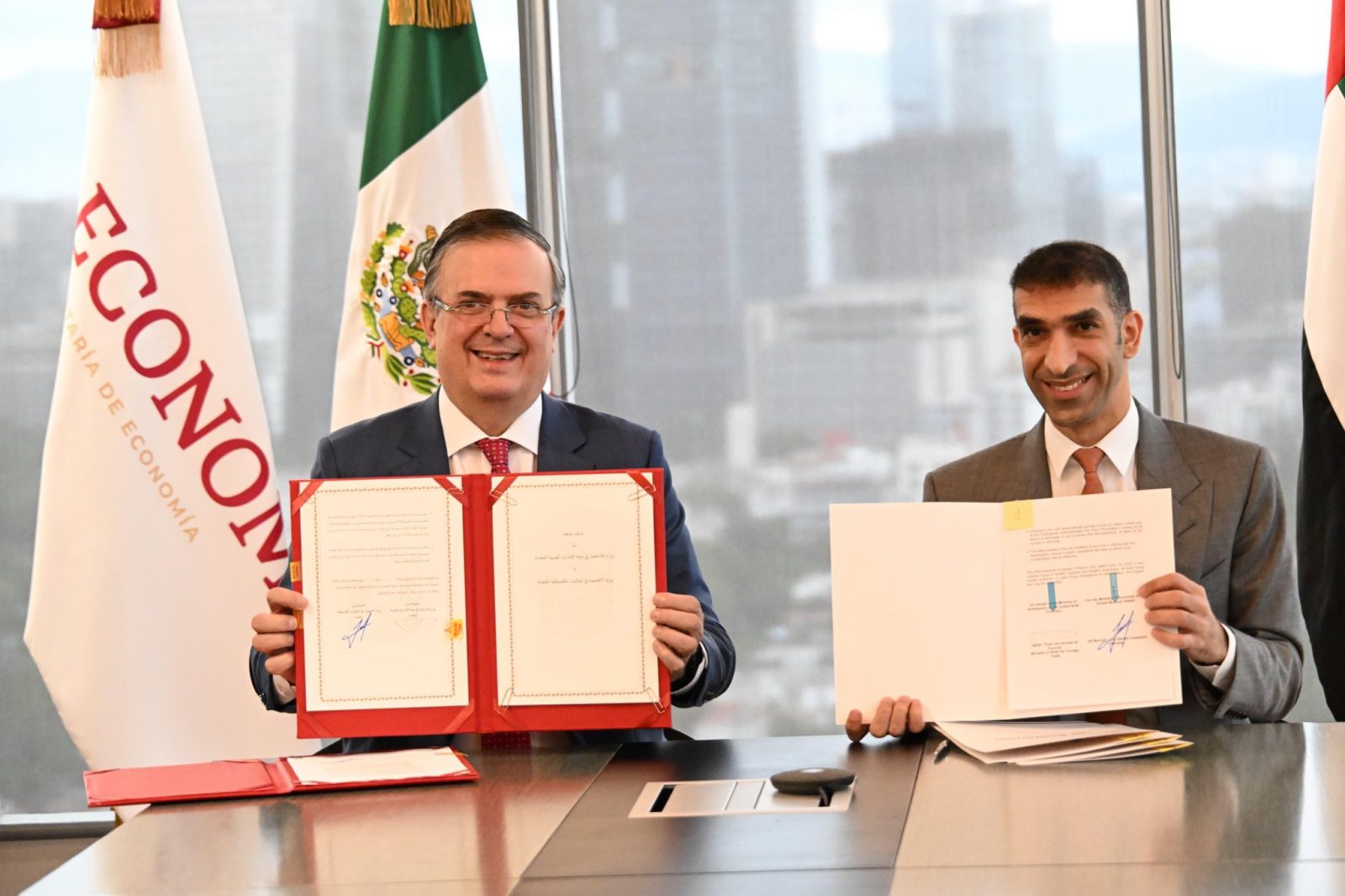Ebrard firma acuerdo con los Emiratos