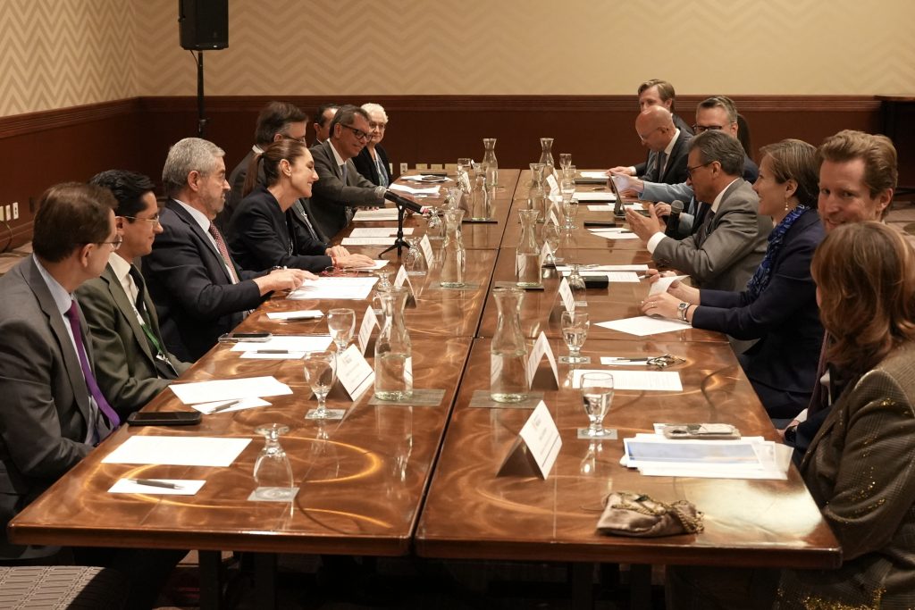 Sheinbaum con empresarios canadienses
