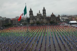 Clara Brugada encabeza bandera arcoíris en Zócalo