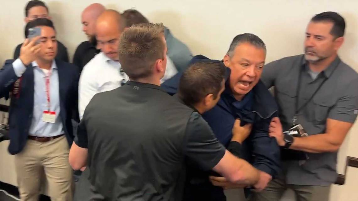 Senador Alex Padilla echado a empujones de conferencia de Kristi Noem