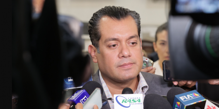 Claudio X. González detrás del #DatoProtegido