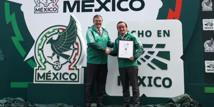 Selección Mexicana recibe el distintivo “Hecho en México” de Marcelo Ebrard