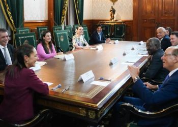 Presidenta Sheinbaum habla con inversionistas
