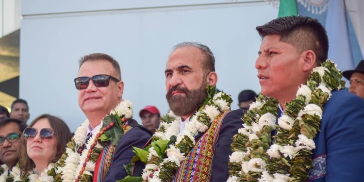 Leonardo Loza asume gobernación de Cochabamba con embajadores de Irán y Rusia