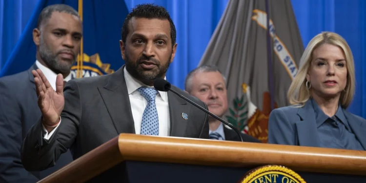 Kash Patel demanda a The Atlantic por filtraciones de alcoholismo