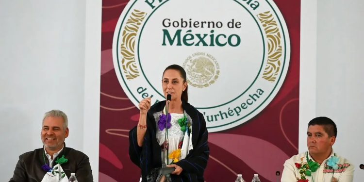 Sheinbaum busca blindar en la Constitución el gasto en pueblos