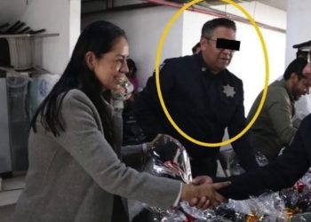 Atlixco, Puebla. El secretario de Seguridad Ciudadana de Atlixco, Antonio Hernández Pacheco, fue detenido la tarde del viernes 14 de agosto de 2026 por agentes de la Fiscalía General del Estado de Puebla, en cumplimiento de una orden de aprehensión girada por un juez de Control con sede en el propio municipio. La captura se dio en medio de una persecución vehicular sobre la autopista Vía Atlixcáyotl, y el funcionario quedó desde entonces en prisión preventiva mientras la autoridad judicial resuelve su situación legal. Cómo ocurrió la detención sobre la Vía Atlixcáyotl De acuerdo con la reconstrucción de los hechos, Hernández Pacheco se encontraba atendiendo un reporte de asalto a un cuentahabiente en el centro de Atlixco cuando el operativo derivó en una persecución que se extendió hasta la autopista que conecta al municipio con la capital poblana. El aseguramiento se concretó alrededor de las 16:40-16:50 horas, en el tramo comprendido entre el entronque con la autopista Siglo XXI y el bulevar Doctor y General Rafael Moreno Valle, en las inmediaciones de la excolonia Hacienda San Agustín. En el operativo participaron agentes de la Coordinación General de Investigación de la FGE, con apoyo de elementos de la Policía Estatal. Aunque el despliegue inicial respondió al reporte de robo bancario, la propia Fiscalía precisó después que el verdadero objetivo del operativo era cumplimentar la orden de aprehensión que ya pesaba en contra del funcionario municipal, por lo que su detención no estuvo relacionada con la persecución del presunto asalto. Los delitos que se le imputan a Antonio Hernández Pacheco La FGE formuló imputación en contra de Hernández Pacheco por su probable responsabilidad en tres delitos vinculados a corrupción y función pública: abuso de autoridad, incumplimiento de un deber legal y cohecho. Durante la audiencia inicial, celebrada en la Casa de Justicia de la Región Judicial Centro-Poniente, con sede en Atlixco, el Ministerio Público expuso los datos de prueba reunidos en la investigación y solicitó formalmente la vinculación a proceso del funcionario. La defensa del imputado solicitó que su situación jurídica se resolviera dentro del plazo constitucional ampliado de 144 horas, por lo que el juez de Control fijó la continuación de la audiencia para el miércoles 19 de agosto de 2026. Mientras tanto, se le impuso como medida cautelar la prisión preventiva justificada, la cual se mantendrá vigente por el tiempo que dure el procedimiento. El gabinete de Ariadna Ayala y las versiones sobre protección a grupos criminales Hernández Pacheco encabezaba la corporación policial de Atlixco desde octubre de 2021, cargo en el que fue ratificado para el periodo 2024-2027 dentro del gabinete de la presidenta municipal Ariadna Ayala Camarillo. La alcaldesa reconoció públicamente que, al momento de conocerse la detención, el gobierno municipal desconocía las causas exactas del aseguramiento y afirmó que esperarían a que las autoridades competentes deslindaran responsabilidades. Versiones extraoficiales han señalado que la investigación en contra del exsecretario también estaría relacionada con una posible protección a grupos criminales que operan en Atlixco y la región, aunque hasta el momento la Fiscalía únicamente ha confirmado de manera oficial los tres delitos por corrupción y función pública mencionados. El caso se suma a una serie de detenciones registradas en meses recientes en distintos municipios de Puebla, entre ellas la de varios directores de Seguridad Pública de la Sierra Norte y la Mixteca, señalados por presuntos vínculos con el crimen organizado. Bravo Baxil asume de manera temporal la seguridad del municipio Tras la aprehensión, la presidenta municipal designó a Juan Manuel Bravo Baxil, quien ya se había desempeñado en tareas de coordinación dentro de la corporación, como encargado temporal de la Secretaría de Seguridad Ciudadana de Atlixco. El gobierno municipal aseguró que el relevo no afectará las labores de vigilancia y prevención del delito en la demarcación, y que las actividades de seguridad continuarán sin interrupciones mientras se define si el nombramiento tendrá carácter definitivo. La Fiscalía General del Estado indicó que mantiene el seguimiento del caso y que los detalles específicos de las pruebas presentadas, así como la resolución sobre la vinculación a proceso, se conocerán en la audiencia programada para el próximo 19 de agosto. 