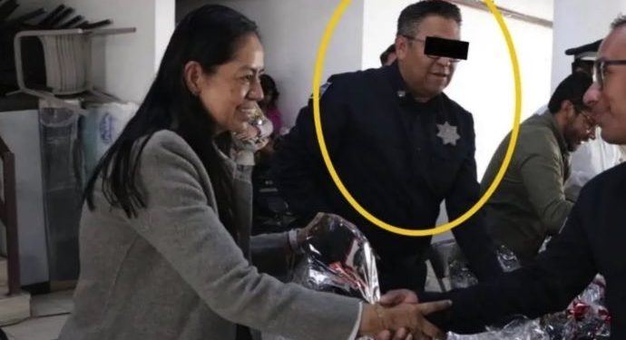 Atlixco, Puebla. El secretario de Seguridad Ciudadana de Atlixco, Antonio Hernández Pacheco, fue detenido la tarde del viernes 14 de agosto de 2026 por agentes de la Fiscalía General del Estado de Puebla, en cumplimiento de una orden de aprehensión girada por un juez de Control con sede en el propio municipio. La captura se dio en medio de una persecución vehicular sobre la autopista Vía Atlixcáyotl, y el funcionario quedó desde entonces en prisión preventiva mientras la autoridad judicial resuelve su situación legal. Cómo ocurrió la detención sobre la Vía Atlixcáyotl De acuerdo con la reconstrucción de los hechos, Hernández Pacheco se encontraba atendiendo un reporte de asalto a un cuentahabiente en el centro de Atlixco cuando el operativo derivó en una persecución que se extendió hasta la autopista que conecta al municipio con la capital poblana. El aseguramiento se concretó alrededor de las 16:40-16:50 horas, en el tramo comprendido entre el entronque con la autopista Siglo XXI y el bulevar Doctor y General Rafael Moreno Valle, en las inmediaciones de la excolonia Hacienda San Agustín. En el operativo participaron agentes de la Coordinación General de Investigación de la FGE, con apoyo de elementos de la Policía Estatal. Aunque el despliegue inicial respondió al reporte de robo bancario, la propia Fiscalía precisó después que el verdadero objetivo del operativo era cumplimentar la orden de aprehensión que ya pesaba en contra del funcionario municipal, por lo que su detención no estuvo relacionada con la persecución del presunto asalto. Los delitos que se le imputan a Antonio Hernández Pacheco La FGE formuló imputación en contra de Hernández Pacheco por su probable responsabilidad en tres delitos vinculados a corrupción y función pública: abuso de autoridad, incumplimiento de un deber legal y cohecho. Durante la audiencia inicial, celebrada en la Casa de Justicia de la Región Judicial Centro-Poniente, con sede en Atlixco, el Ministerio Público expuso los datos de prueba reunidos en la investigación y solicitó formalmente la vinculación a proceso del funcionario. La defensa del imputado solicitó que su situación jurídica se resolviera dentro del plazo constitucional ampliado de 144 horas, por lo que el juez de Control fijó la continuación de la audiencia para el miércoles 19 de agosto de 2026. Mientras tanto, se le impuso como medida cautelar la prisión preventiva justificada, la cual se mantendrá vigente por el tiempo que dure el procedimiento. El gabinete de Ariadna Ayala y las versiones sobre protección a grupos criminales Hernández Pacheco encabezaba la corporación policial de Atlixco desde octubre de 2021, cargo en el que fue ratificado para el periodo 2024-2027 dentro del gabinete de la presidenta municipal Ariadna Ayala Camarillo. La alcaldesa reconoció públicamente que, al momento de conocerse la detención, el gobierno municipal desconocía las causas exactas del aseguramiento y afirmó que esperarían a que las autoridades competentes deslindaran responsabilidades. Versiones extraoficiales han señalado que la investigación en contra del exsecretario también estaría relacionada con una posible protección a grupos criminales que operan en Atlixco y la región, aunque hasta el momento la Fiscalía únicamente ha confirmado de manera oficial los tres delitos por corrupción y función pública mencionados. El caso se suma a una serie de detenciones registradas en meses recientes en distintos municipios de Puebla, entre ellas la de varios directores de Seguridad Pública de la Sierra Norte y la Mixteca, señalados por presuntos vínculos con el crimen organizado. Bravo Baxil asume de manera temporal la seguridad del municipio Tras la aprehensión, la presidenta municipal designó a Juan Manuel Bravo Baxil, quien ya se había desempeñado en tareas de coordinación dentro de la corporación, como encargado temporal de la Secretaría de Seguridad Ciudadana de Atlixco. El gobierno municipal aseguró que el relevo no afectará las labores de vigilancia y prevención del delito en la demarcación, y que las actividades de seguridad continuarán sin interrupciones mientras se define si el nombramiento tendrá carácter definitivo. La Fiscalía General del Estado indicó que mantiene el seguimiento del caso y que los detalles específicos de las pruebas presentadas, así como la resolución sobre la vinculación a proceso, se conocerán en la audiencia programada para el próximo 19 de agosto.