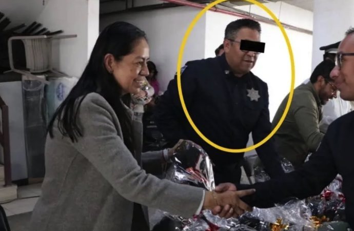 Atlixco, Puebla. El secretario de Seguridad Ciudadana de Atlixco, Antonio Hernández Pacheco, fue detenido la tarde del viernes 14 de agosto de 2026 por agentes de la Fiscalía General del Estado de Puebla, en cumplimiento de una orden de aprehensión girada por un juez de Control con sede en el propio municipio. La captura se dio en medio de una persecución vehicular sobre la autopista Vía Atlixcáyotl, y el funcionario quedó desde entonces en prisión preventiva mientras la autoridad judicial resuelve su situación legal. Cómo ocurrió la detención sobre la Vía Atlixcáyotl De acuerdo con la reconstrucción de los hechos, Hernández Pacheco se encontraba atendiendo un reporte de asalto a un cuentahabiente en el centro de Atlixco cuando el operativo derivó en una persecución que se extendió hasta la autopista que conecta al municipio con la capital poblana. El aseguramiento se concretó alrededor de las 16:40-16:50 horas, en el tramo comprendido entre el entronque con la autopista Siglo XXI y el bulevar Doctor y General Rafael Moreno Valle, en las inmediaciones de la excolonia Hacienda San Agustín. En el operativo participaron agentes de la Coordinación General de Investigación de la FGE, con apoyo de elementos de la Policía Estatal. Aunque el despliegue inicial respondió al reporte de robo bancario, la propia Fiscalía precisó después que el verdadero objetivo del operativo era cumplimentar la orden de aprehensión que ya pesaba en contra del funcionario municipal, por lo que su detención no estuvo relacionada con la persecución del presunto asalto. Los delitos que se le imputan a Antonio Hernández Pacheco La FGE formuló imputación en contra de Hernández Pacheco por su probable responsabilidad en tres delitos vinculados a corrupción y función pública: abuso de autoridad, incumplimiento de un deber legal y cohecho. Durante la audiencia inicial, celebrada en la Casa de Justicia de la Región Judicial Centro-Poniente, con sede en Atlixco, el Ministerio Público expuso los datos de prueba reunidos en la investigación y solicitó formalmente la vinculación a proceso del funcionario. La defensa del imputado solicitó que su situación jurídica se resolviera dentro del plazo constitucional ampliado de 144 horas, por lo que el juez de Control fijó la continuación de la audiencia para el miércoles 19 de agosto de 2026. Mientras tanto, se le impuso como medida cautelar la prisión preventiva justificada, la cual se mantendrá vigente por el tiempo que dure el procedimiento. El gabinete de Ariadna Ayala y las versiones sobre protección a grupos criminales Hernández Pacheco encabezaba la corporación policial de Atlixco desde octubre de 2021, cargo en el que fue ratificado para el periodo 2024-2027 dentro del gabinete de la presidenta municipal Ariadna Ayala Camarillo. La alcaldesa reconoció públicamente que, al momento de conocerse la detención, el gobierno municipal desconocía las causas exactas del aseguramiento y afirmó que esperarían a que las autoridades competentes deslindaran responsabilidades. Versiones extraoficiales han señalado que la investigación en contra del exsecretario también estaría relacionada con una posible protección a grupos criminales que operan en Atlixco y la región, aunque hasta el momento la Fiscalía únicamente ha confirmado de manera oficial los tres delitos por corrupción y función pública mencionados. El caso se suma a una serie de detenciones registradas en meses recientes en distintos municipios de Puebla, entre ellas la de varios directores de Seguridad Pública de la Sierra Norte y la Mixteca, señalados por presuntos vínculos con el crimen organizado. Bravo Baxil asume de manera temporal la seguridad del municipio Tras la aprehensión, la presidenta municipal designó a Juan Manuel Bravo Baxil, quien ya se había desempeñado en tareas de coordinación dentro de la corporación, como encargado temporal de la Secretaría de Seguridad Ciudadana de Atlixco. El gobierno municipal aseguró que el relevo no afectará las labores de vigilancia y prevención del delito en la demarcación, y que las actividades de seguridad continuarán sin interrupciones mientras se define si el nombramiento tendrá carácter definitivo. La Fiscalía General del Estado indicó que mantiene el seguimiento del caso y que los detalles específicos de las pruebas presentadas, así como la resolución sobre la vinculación a proceso, se conocerán en la audiencia programada para el próximo 19 de agosto. 