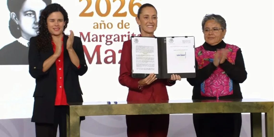 Sheinbaum firma decreto de transparencia