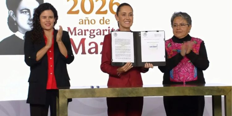Sheinbaum firma decreto de transparencia