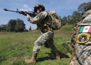 MILITARES EN EL CENTRO DEL TABLERO