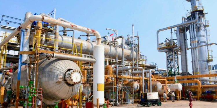 Pemex apuesta al capital privado mediante contratos mixtos.