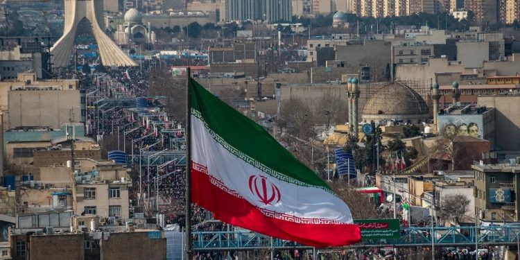 Irán se encuentra atrapado entre la dicotomía del tiempo ideológico (basado en aniversarios de la Revolución y mártires) y el tiempo material que se ha agudizado drásticamente al llegar a inicios de 2026. La "resistencia" que pregona el régimen choca con una realidad donde la supervivencia diaria es el verdadero acto de resistencia para la población. Varios factores explican por qué el sistema "aguanta" a pesar de que la brecha se ha vuelto obscena: La Economía de Guerra y el Pan: Con una inflación que no da tregua, el gobierno ha priorizado el control de suministros básicos para evitar estallidos sociales por hambre, aunque esto signifique un estancamiento total del desarrollo. La medición del tiempo en "precios del pan" es hoy la métrica de estabilidad más crítica para Teherán. La Mutación de la Represión: Tras los ciclos de protestas de años anteriores, la obediencia ya no se busca mediante el consenso revolucionario, sino a través de una vigilancia tecnológica avanzada y una presencia constante de fuerzas de seguridad en las periferias. El miedo se ha institucionalizado como el principal pegamento social. El Repliegue Geopolítico: Aunque el Estado se proclama victorioso, su "eje de resistencia" exterior ha sufrido golpes estructurales significativos entre 2024 y 2025.  Este encogimiento de la periferia militar ha obligado al régimen a concentrar sus recursos y su fuerza hacia adentro, volviéndose un sistema más introspectivo y, por ende, más asfixiante para sus propios ciudadanos. Quién manda en Irán hoy En el papel, Irán tiene presidente, gabinete, Parlamento y elecciones; en la práctica el eje es el Líder Supremo, Ali Jamenei, rodeado por un círculo de clérigos afines, viejos cuadros de la guerra Irán–Irak y mandos de la Guardia Revolucionaria. Ese núcleo decide los temas decisivos: sucesión, guerra y paz, doctrina nuclear, líneas rojas internas; el presidente gestiona el desgaste cotidiano, firma decretos y absorbe la culpa cuando la inflación se dispara o las protestas se salen de control. Desde la revuelta por Mahsa Amini en 2022, el régimen reforzó esa arquitectura: más represión preventiva, más purgas discretas en el aparato estatal, más filtros en las candidaturas y menos disidencia tolerada.​ Dentro del sistema conviven tres grupos que no se miran con confianza. El clero tradicional aporta legitimidad religiosa, controla seminarios y tribunales, pero ya no marca solo la ruta. La Guardia Revolucionaria (IRGC) monopoliza la fuerza y una porción enorme de la economía; su peso político superó hace años al del ejército regular; entre ambos se existe una capa de tecnócratas y burócratas civiles que intentan cuadrar las cuentas, negocian con China, Rusia al tiempo que intentan atraer más países a su esfera y, de paso, protegen a sus propias familias de una probable caída del sistema, cosa que nadie nombra en público.​ La Guardia Revolucionaria: cuando el país es del ejército La IRGC nació en 1979 como guardia ideológica para proteger la Revolución; cuatro décadas después parece más bien una empresa armada con bandera. Tiene sus propias fuerzas terrestres, aéreas y navales, pero el corazón del poder está en la Fuerza Quds —encargada de operaciones exteriores— y en su aparato económico: conglomerados de construcción, energía, telecomunicaciones, banca en la sombra. Su brazo de ingeniería, Khatam al-Anbia, se volvió uno de los contratistas más grandes del país, con autopistas, represas, proyectos de gas y metro adjudicados sin competencia real.​ En el tablero regional, la IRGC actúa como cancillería paralela. Maneja el programa de misiles, entrena y financia a Hezbollah en Líbano, a milicias chiíes en Irak, a grupos afines en Siria y a los hutíes en Yemen. Esa constelación, conocida como “eje de la resistencia”, le permitió a Teherán proyectar fuerza a distancia y hostigar a adversarios sin exponer directamente al Estado. Pero en 2024–2025 ese eje recibió golpes fuertes: la capacidad de Hezbollah se redujo con la ofensiva israelí, el régimen de Assad colapsó en Siria y la guerra indirecta con Israel dejó expuestas vulnerabilidades que el discurso épico no tapa.​ Economía de sanciones y vacíos Quien mire solo el PIB oficial puede pensar que Irán mantiene a flote su economía con tasas de crecimiento modestas y desempleo por debajo de 10%. Una instantánea más detallada muestra otra cosa: inflación por encima de 30% desde 2018, con picos de 40–46% en 2022–2023, que devoró ahorros y empujó a buena parte de la clase media a la pobreza. En 2024 la inflación bajó a 32,5%, pero las previsiones apuntan a un repunte por encima de 40% para 2025 y 2026; no es alivio, apenas un respiro corto.​ El rial se desplomó en el mercado libre: entre enero de 2024 y enero de 2025 perdió cerca de 62% de su valor frente al dólar, encareciendo importaciones y provocando esa sensación de que el dinero “se encoge” semana tras semana. Oficialmente, el desempleo global ronda 7–8%, pero el juvenil se mantiene en torno a 20–23%, con zonas donde analistas hablan de tasas de hasta 50–60%. La estadística no captura el subempleo ni los trabajos precarios que proliferan en las grandes ciudades: repartos, ventas informales, pequeños negocios al borde de la quiebra.​ China es el socio clave: compra petróleo con descuentos profundos, paga en yuanes y ofrece cierto colchón a cambio de contratos de largo plazo y presencia en sectores estratégicos. Rusia encontró en Irán una fuente de drones y municiones para su guerra en Ucrania; a cambio amplía cooperación militar y energética, incluido un acuerdo de seguridad anunciado en 2025. India y países de Asia Central intentan equilibrar negocios con Teherán y presiones occidentales, abriendo huecos para exportaciones de hidrocarburos y comercio regional.​ Sociedad: más allá del velo Las protestas desencadenadas por la muerte de Mahsa Amini en 2022 dejaron un surco que el régimen no logró borrar. La “nueva ley de hijab y castidad”, adoptada con fuerza en 2024–2025, endureció penas: multas desproporcionadas, vetos a servicios educativos y laborales, incluso riesgos de largas condenas de cárcel o pena de muerte para quienes desafían de forma persistente la norma.  La juventud iraní se distingue por niveles altos de educación y por una frustración igual de alta. Universidades producen ingenieros, médicos, programadores, artistas; el mercado ofrece sueldos bajos, paro persistente y la opción de emigrar si se puede. La fuga de cerebros se volvió algo común: quienes logran becas o contratos en Europa, Norteamérica o Asia generalmente no regresan, y cuando lo hacen chocan con estructuras rígidas controladas por la Guardia o por fundaciones religiosas.  Hay una pregunta que casi nadie puede responder con datos, pero se siente en los relatos: ¿cuántos iraníes creen todavía en la República Islámica como proyecto, no solo como realidad inevitable? Las encuestas independientes son escasas y riesgosas, pero testimonios de académicos, periodistas exiliados y organizaciones de derechos humanos apuntan a una erosión fuerte de legitimidad, sobre todo entre jóvenes y mujeres urbanas. La adhesión que queda se concentra en sectores beneficiados por el sistema, en parte del clero y en un segmento de población que teme el caos más que odia al régimen.​ Irán en el tablero geopolítico La relación con Israel se mueve en una guerra sin declaración. Durante años, Teherán apostó por un cerco: apoyar a Hamas en Gaza, fortalecer a Hezbollah, consolidar presencia en Siria y tejer vínculos con milicias iraquíes. El 7 de octubre de 2023 rompió inercias: el ataque de Hamas desató una respuesta que arrasó Gaza, golpeó las capacidades de Hezbollah y llevó a una escalada de choques directos entre Irán e Israel en 2025, la llamada “Guerra de los Doce Días”. Los misiles iraníes que cruzaron el cielo fueron en su mayoría interceptados.​​ Con Estados Unidos, la dinámica se congeló en una especie de “contención sin guerra”. Washington mantiene sanciones amplias, refuerza alianzas en el Golfo, persigue redes de la Guardia en terceros países; Teherán responde con sus proxies, hostigando bases, atacando buques, alimentando tensiones donde puede sin cruzar la línea que desataría un conflicto abierto, la cual estuvo a punto de desatarse en el marco de la llamada “Guerra de los Doce Días”, cuando Estados Unidos atacó instalaciones nucleares de Irán. El acuerdo nuclear de 2015 quedó sin efecto desde la retirada estadounidense en 2018, y los intentos de reanimarlo toparon con desconfianza mutua y, más recientemente, con la decisión europea de activar mecanismos para restaurar sanciones de la ONU por incumplimientos iraníes.​ Con Arabia Saudita, la historia tomó un giro distinto: en 2023 se anunció una distensión mediada por China, con reapertura de embajadas y promesas de calmar conflictos por poderes interpuestos. No borró rivalidades profundas ni conflictos en Yemen o Siria, pero redujo, al menos de forma táctica, el riesgo de choque directo; para Irán, fue una forma de mostrar que todavía puede jugar política regional más allá de las trincheras. Detrás se asoma un eje Irán–Rusia–China que muchos presentan como bloque antioccidental, aunque en la práctica está lleno de recelos: Pekín y Moscú buscan ventajas, no alianzas.​ El programa nuclear: disuasión borde Desde hace años se corea esta frase: Irán está a “semanas” de poder producir material fisible suficiente para un arma nuclear. Eso no significa que tenga una bomba ensamblada, sino que su nivel de enriquecimiento de uranio y su capacidad de centrifugado le permitirían dar el salto técnico en poco tiempo si hubiera decisión política. La comunidad internacional mira con sospecha ese umbral, más aún después de episodios de sabotaje, asesinatos de científicos y negociaciones fallidas.​ ¿Por qué Teherán no cruza la línea? El cálculo mezcla miedo y ambición. Un arma declarada podría detonar una respuesta militar, acelerar aún más sanciones y aislarlo incluso de socios que hoy le son útiles. Mantener la incertidumbre le da algo que el régimen valora: disuasión sin prueba definitiva, capacidad de usar el programa como ficha en negociaciones, herramienta para movilizar nacionalismo interno frente a presiones externas. El expediente nuclear sirve adentro como símbolo de orgullo y resistencia; afuera funciona como aviso y como moneda de cambio.​ Entra el heredero del shah en escena El hackeo a la televisión estatal iraní que permitió la emisión de un mensaje de Reza Pahlavi, hijo del último sha, se ha convertido en un episodio significativo dentro de la disputa por el control del relato político en Irán. Más allá del componente técnico, el incidente ilustra la fragilidad del monopolio informativo del Estado, la evolución de las tácticas opositoras y el grado de polarización en torno a la figura de la monarquía exiliada y a la continuidad de la República Islámica. El incidente: una irrupción breve pero simbólica Según los reportes disponibles, varios canales de la radiodifusora pública IRIB son las siglas en inglés de la Radiodifusión de la República Islámica de Irán (Islamic Republic of Iran Broadcasting), vieron temporalmente interrumpida su programación cuando la señal satelital fue sustituida por un video de Reza Pahlavi, ex príncipe heredero que vive en el exilio desde la revolución de 1979. Durante unos minutos, la audiencia que esperaba contenidos habituales de la televisión estatal se encontró con imágenes del opositor hablando directamente al público iraní y a las fuerzas de seguridad, en un momento de alta tensión social. La cadena reconoció posteriormente el incidente, describiéndolo como un hackeo puntual ya resuelto, en un intento de minimizar su alcance y proyectar control sobre la infraestructura de medios. Aunque la duración exacta de la transmisión intervenida varía según las crónicas, el consenso es que fue breve, lo suficiente, sin embargo, para que numerosos usuarios grabaran y redistribuyeran el contenido en redes sociales y aplicaciones de mensajería. Esta circulación secundaria amplificó el impacto del jacking mucho más allá del tiempo estrictamente “robado” a la señal de IRIB.  La televisión estatal constituye una de las principales herramientas de legitimación del régimen. No solo ofrece la versión oficial de los hechos, sino que también se utiliza para presentar a la oposición como marginal, desorganizada o manipulada desde el exterior. La irrupción de Pahlavi en esa misma pantalla subvierte temporalmente esa lógica: el opositor aparece en “casa ajena”, en el espacio más controlado por el sistema, y lo hace sin mediación oficial. El episodio, aunque breve, funciona como un recordatorio de que ningún dispositivo de propaganda es completamente invulnerable en un entorno digitalizado e interconectado. Escenarios para los próximos años El régimen mantiene cohesión en la cúpula, evita fracturas abiertas en la Guardia, distribuye lo justo de renta petrolera y represión para impedir explosiones masivas.  La inflación vuelve al rango de 40–45%, el rial sigue cayendo, la inversión se seca y el desempleo juvenil se dispara por encima de los niveles ya preocupantes. El Estado responde con más control, pero pierde capacidad de ofrecer servicios básicos y subsidios.  Ante una crisis sucesoria o una nueva ola de protestas, la Guardia decide dejar de gobernar desde las sombras y toma espacios formales, quizá con un presidente salido de sus filas. La fachada religiosa se mantiene, pero el peso de los clérigos en decisiones clave se reduce. Un sector del establishment —tecnócratas, parte del clero, figuras pragmáticas de la Guardia— impulsa ajustes para evitar estallidos mayores: cierta apertura en política económica, diálogo limitado con Occidente, relajación parcial en normas sociales urbanas.  Una escalada con Israel —derivada de una acción de Hezbollah, un ataque contra instalaciones nucleares o un incidente en Siria— podría desencadenar una confrontación directa acotada. Irán buscaría evitar una guerra total, pero aun un choque “limitado” dañaría infraestructura, aceleraría la crisis económica y abriría oportunidades y riesgos internos para quienes sueñan con cambiar el rumbo.​​