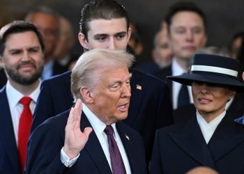 Jura protesta Donald Trump y cumple amenazas a México