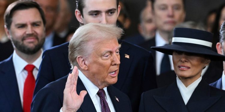 Jura protesta Donald Trump y cumple amenazas a México