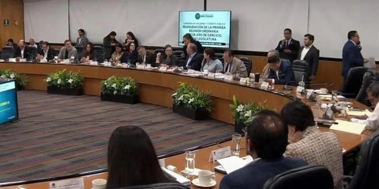 Diputados avanzan con alzas de más de mil por ciento