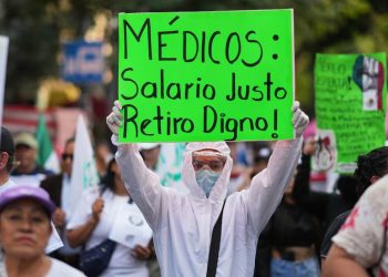 Trabajadores del IMSS marchan
