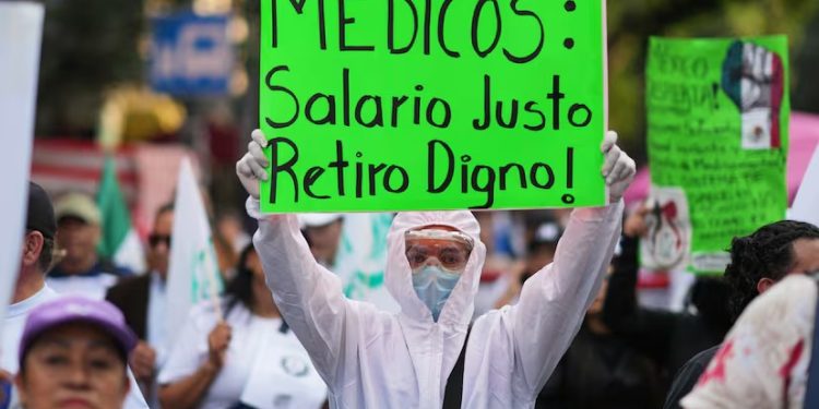 Trabajadores del IMSS marchan