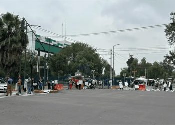 Trabajadores del IMSS bloquean vialidades en la CDMX