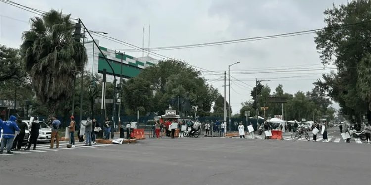 Trabajadores del IMSS bloquean vialidades en la CDMX