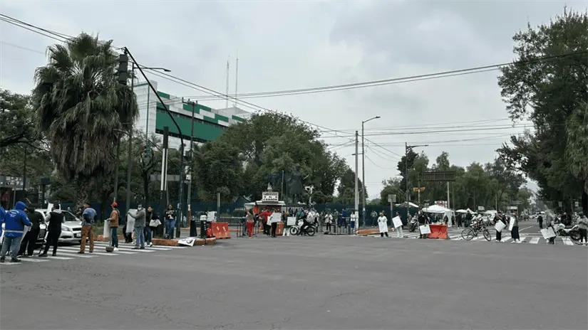 Trabajadores del IMSS bloquean vialidades en la CDMX
