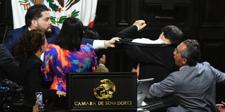 San Lázaro prohíbe escoltas armados y retira a asesores del PRI