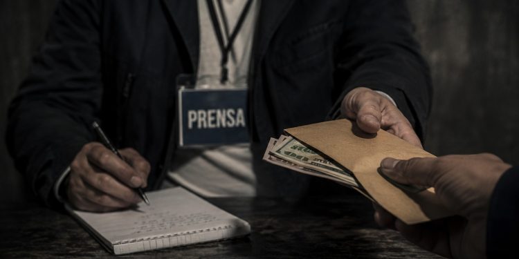 Periodismo cómplice