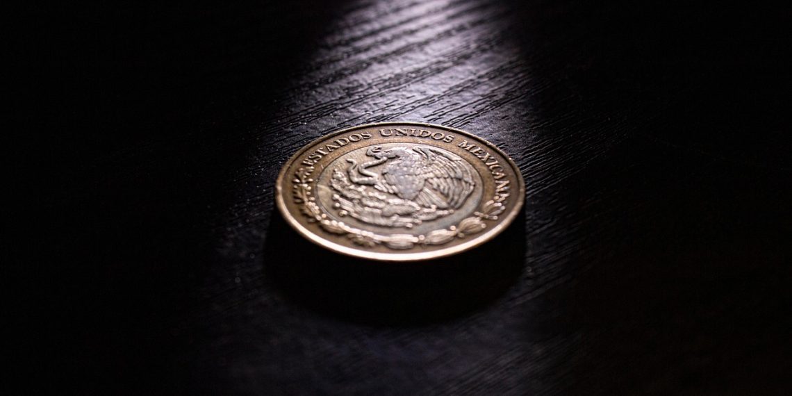 Peso mexicano cierra siete semanas a la baja