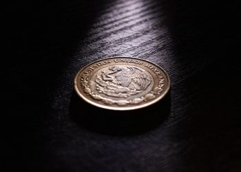Peso mexicano cierra siete semanas a la baja