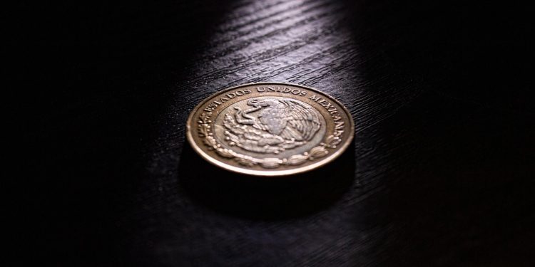 Peso mexicano cierra siete semanas a la baja